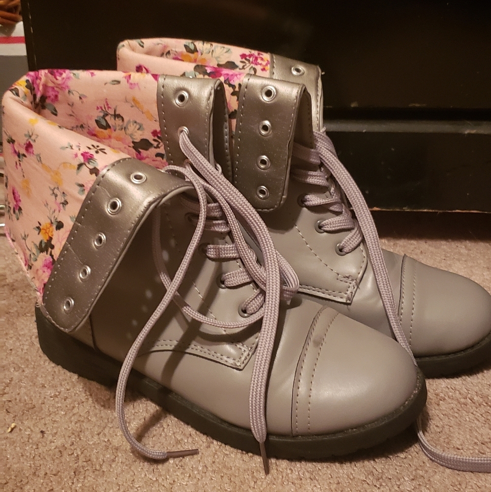 Epic Step Women's grey fold down boots.